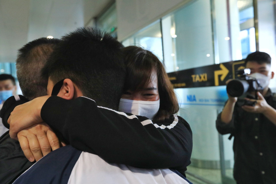 Niềm vui của người thân và người Việt từ Ukraine trở về. (Ảnh: Tuấn Anh/TTXVN)