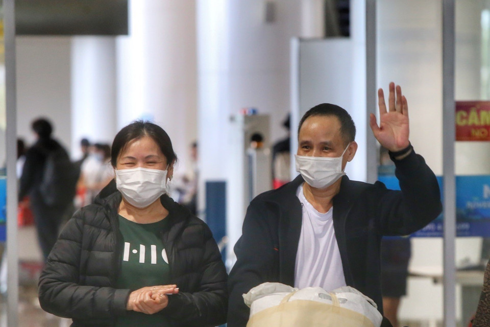 Người Việt Nam trở về từ Ukraine xuống sân bay Nội Bài. (Ảnh: Tuấn Đức/TTXVN)