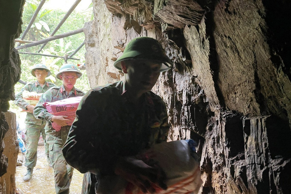 Lượng lượng công binh vận chuyển chất nổ vào vị trí hầm sâu đã chọn ở bãi vàng Nậm Suổng thuộc xã Vàng San. (Ảnh: Việt Hoàng/TTXVN)