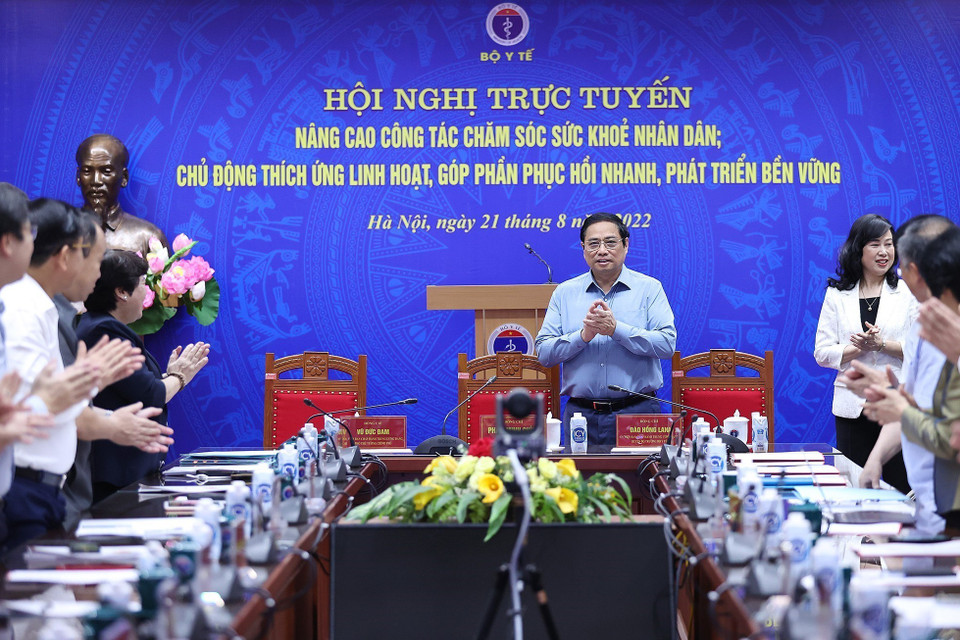 Hình ảnh Thủ tướng Phạm Minh Chính đến Hội nghị trực tuyến toàn quốc về công tác nâng cao công tác chăm sóc sức khỏe nhân dân. (Ảnh: Dương Giang/TTXVN)