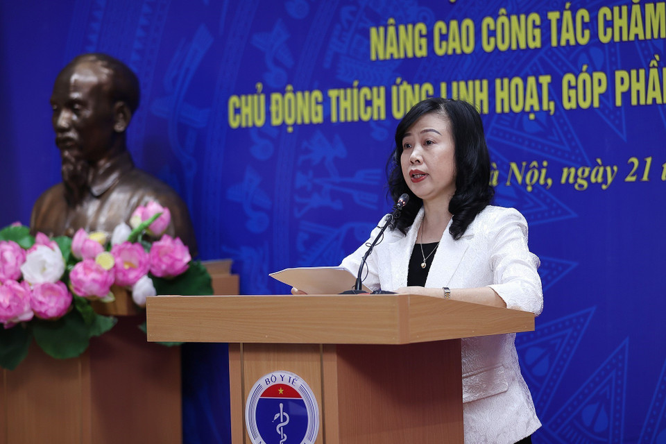 Quyền Bộ trưởng Bộ Y tế Đào Hồng Lan báo cáo công tác chăm sóc sức khỏe nhân dân. (Ảnh: Dương Giang/TTXVN)