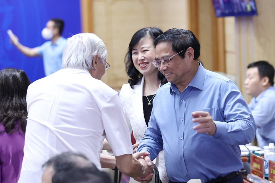 Thủ tướng Phạm Minh Chính với các đại biểu dự hội nghị trực tuyến toàn quốc về công tác nâng cao công tác chăm sóc sức khỏe nhân dân. (Ảnh: Dương Giang/TTXVN)