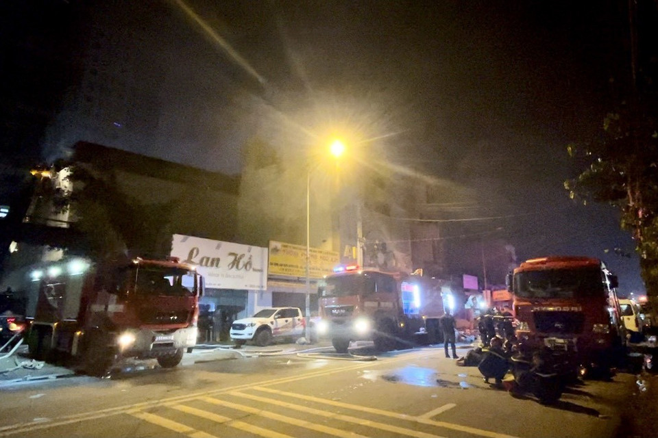  Vụ cháy xảy ra tại quán Karaoke An Phú nằm trên đường Trần Quang Diệu (phường An Phú, thành phố Thuận An, tỉnh Bình Dương) vào khoảng 21h ngày 6/9/2022. (Ảnh: Huyền Trang/TTXVN)