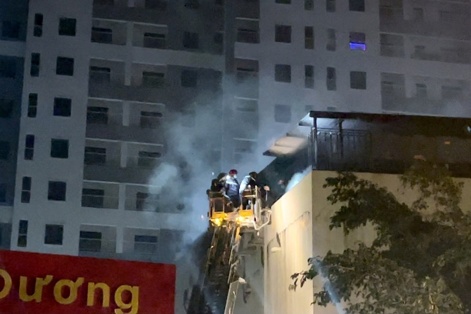 Các cán bộ chiến sỹ công an phòng cháy chữa cháy và cứu hộ cứu nạn tiến sâu vào trong quán karaoke bị cháy để tìm kiếm thêm các nạn nhân. (Ảnh: Huyền Trang TTXVN)