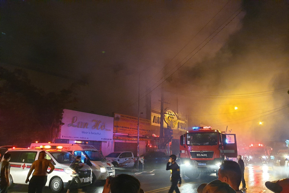 Lực lượng cảnh sát phòng cháy chữa cháy và cứu hộ cứu nạn Công an tỉnh Bình Dương và nhiều người dân đã kịp thời giải cứu 12 người trong vụ cháy xảy ra tại quán Karaoke An Phú. (Ảnh: TTXVN phát)