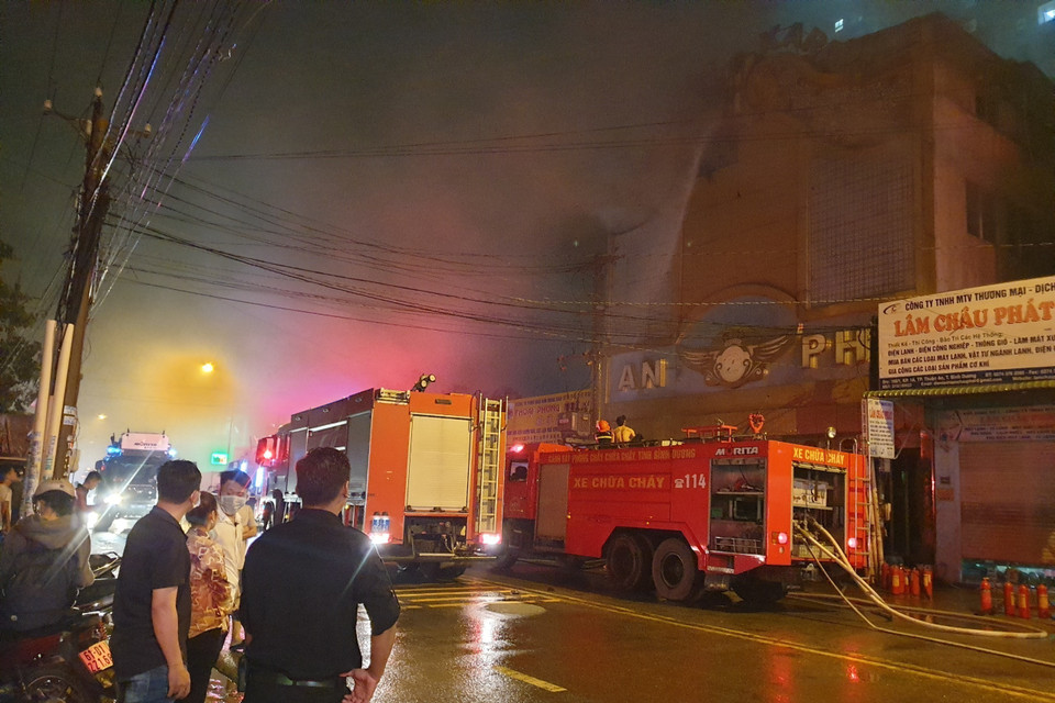 Lực lượng chức năng đang giải cứu nhiều người mắc kẹt trong vụ cháy. (Ảnh: TTXVN phát)