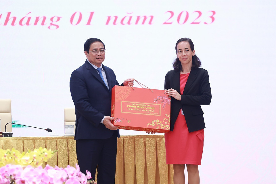 Thủ tướng Phạm Minh Chính tặng quà cho bà Aurélia Nguyen, kiều bào Pháp, Giám đốc chiến lược Chương trình của Liên minh Toàn cầu về vaccine và tiêm chủng (GAVI), nguyên Giám đốc điều hành cơ chế COVAX. (Ảnh: Dương Giang/TTXVN)