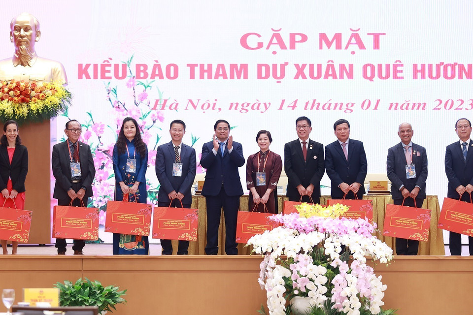 Thủ tướng Phạm Minh Chính tặng quà cho các kiều bào tiêu biểu tham dự chương trình Xuân Quê hương 2023. (Ảnh: Dương Giang/TTXVN)