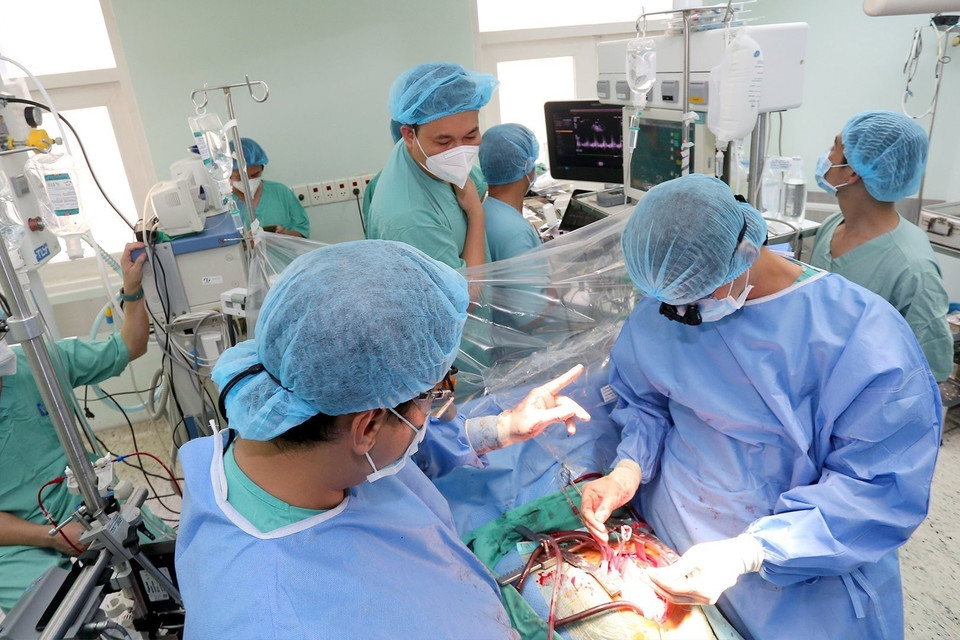 Bệnh viện Trung ương Huế xác lập hai kỷ lục mới, đó là thời gian lấy tim xuyên Việt đến khi tim đập lại ngắn nhất và thời gian mổ ngắn nhất. (Nguồn: TTXVN)