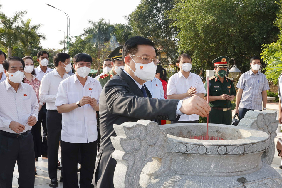 Nhân chuyến công tác tại tỉnh Cà Mau, sáng 25/1, Chủ tịch Quốc hội Vương Đình Huệ và đoàn công tác của Quốc hội dâng hương tưởng niệm Chủ tịch Hồ Chí Minh tại Khu tưởng niệm Chủ tịch Hồ Chí Minh, phường 1, thành phố Cà Mau. (Ảnh: Doãn Tấn/TTXVN)