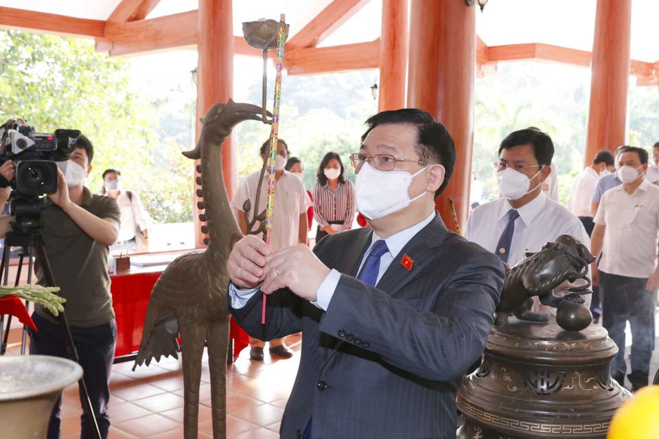 Chủ tịch Quốc hội Vương Đình Huệ dâng hương tưởng niệm Chủ tịch Hồ Chí Minh. (Ảnh: Doãn Tấn/TTXVN)