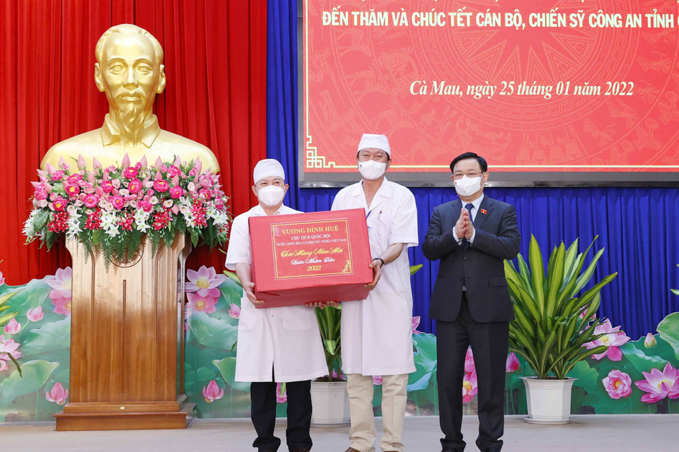 Chủ tịch Quốc hội Vương Đình Huệ tặng quà Tết cho cán bộ y tế, lực lượng tuyến đầu phòng, chống dịch COVID-19 tỉnh Cà Mau. (Ảnh: Doãn Tấn/TTXVN)