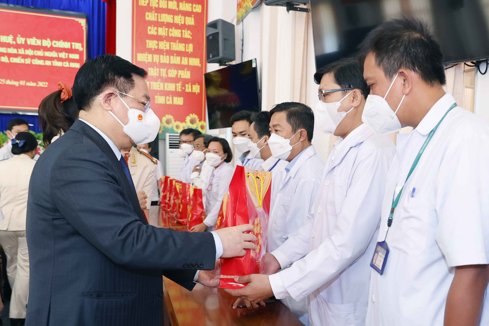 Chủ tịch Quốc hội Vương Đình Huệ tặng quà Tết cho cán bộ y tế, lực lượng tuyến đầu phòng, chống dịch COVID-19 tỉnh Cà Mau. (Ảnh: Doãn Tấn/TTXVN)