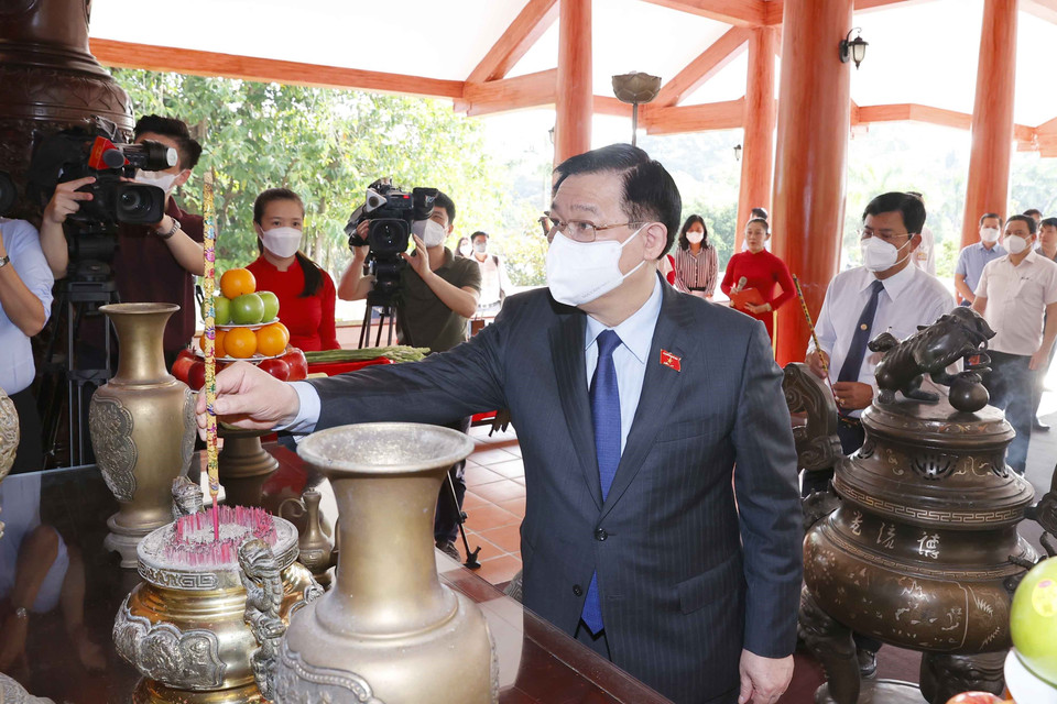 Hình ảnh Chủ tịch Quốc hội Vương Đình Huệ dâng hương tưởng niệm Chủ tịch Hồ Chí Minh. (Ảnh: Doãn Tấn/TTXVN)