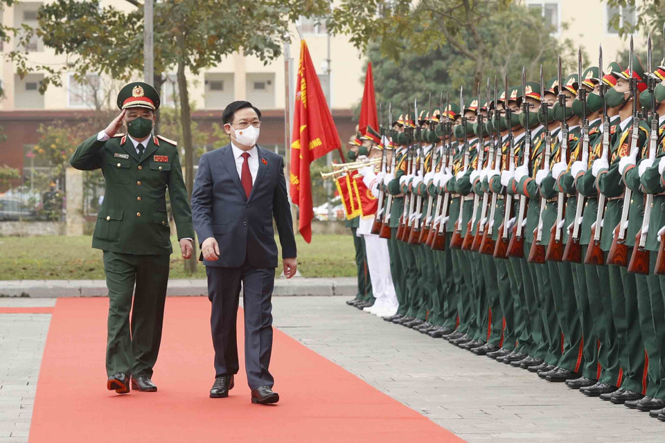 Chủ tịch Quốc hội Vương Đình Huệ duyệt đội danh dự Quân đội nhân dân Việt Nam. (Ảnh: Doãn Tấn/TTXVN)