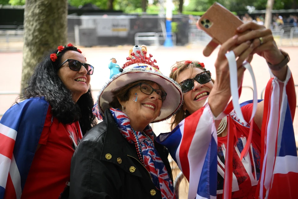 Người dân chào đón Đại lễ Bạch kim kỷ niệm 70 năm Nữ hoàng Elizabeth II lên ngôi, tại London, Anh, ngày 1/6. (Nguồn: AFP/TTXVN)