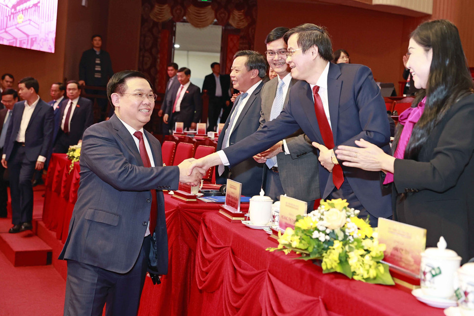 Chủ tịch Quốc hội Vương Đình Huệ với đại biểu. (Ảnh: Doãn Tấn/TTXVN)