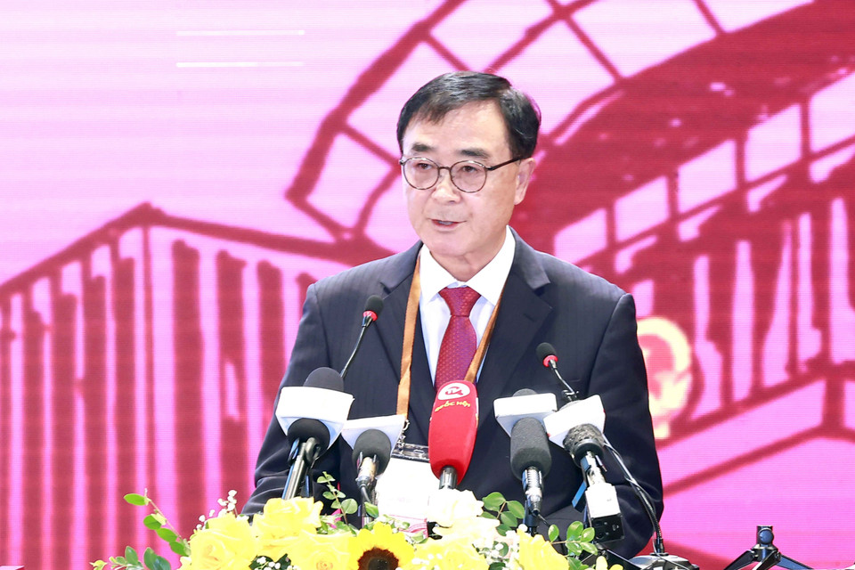 Ông Park Nark Jong, Nguyên Giám đốc Trung tâm Văn hóa Hàn Quốc tại Việt Nam trình bày tham luận Giới thiệu về chính sách công nghiệp văn hóa của Hàn Quốc. (Ảnh: Doãn Tấn/TTXVN)