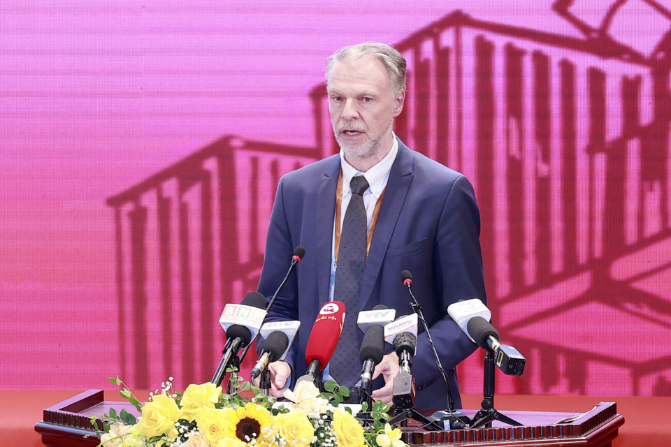 Ông Christian Manhart, Trưởng đại diện Tổ chức Giáo dục, Khoa học và Văn hóa Liên hợp quốc (UNESCO) tại Việt Nam trình bày tham luận kinh nghiệm quốc tế trong các chính sách văn hóa và đo lường văn hóa trong sự phát triển bền vững. (Ảnh: Doãn Tấn/TTXVN) 