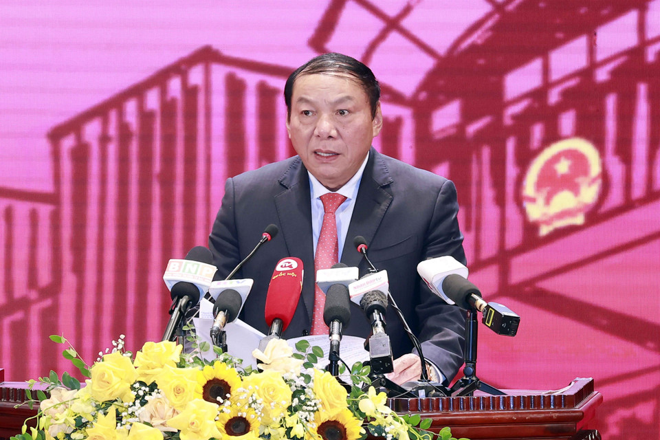 Ông Nguyễn Văn Hùng, Ủy viên Trung ương Đảng, Bộ trưởng Bộ Văn hóa, Thể thao và Du lịch trình bày tham luận Báo cáo trung tâm: Xây dựng, hoàn thiện thể chế, chính sách và huy động nguồn lực cho phát triển văn hóa. (Ảnh: Doãn Tấn/TTXVN)