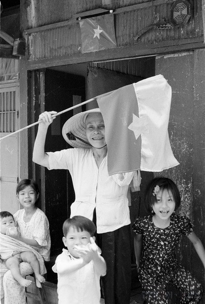 Nhân dân xóm Chiếu (Sài Gòn) chào đón quân giải phóng, ngày 30/4/1975. (Ảnh: Văn Bảo/TTXVN)