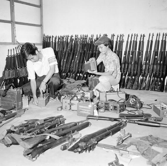 Sau ngày giải phóng, Tự vệ Sài Gòn thu dọn vũ khí của quân ngụy bỏ lại khi thua chạy (1975). (Ảnh: Đinh Quang Thành/TTXVN)