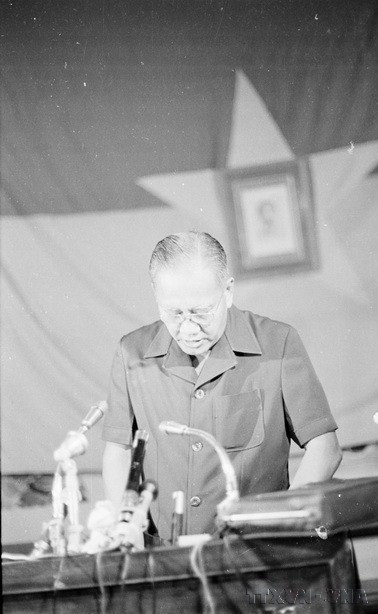 Tổng thống Dương Văn Minh đại diện nội các ngụy quyền cảm ơn cách mạng sau khi tuyên bố đầu hàng vô điều kiện, kết thúc chiến tranh Việt Nam, 30/4/1975. (Nguồn: TTXVN)