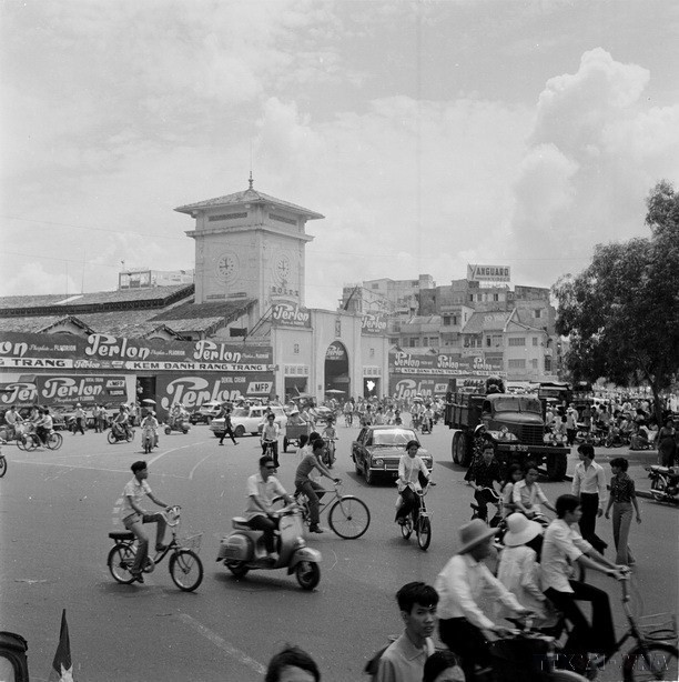 Chợ Bến Thành sau ngày giải phóng trở lại đông vui, hoạt động buôn bán tấp nập. (Ảnh: Văn Bảo/TTXVN)