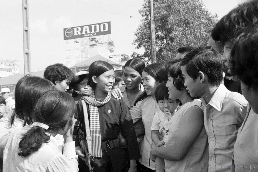 Nam, nữ thanh niên Sài Gòn chào đón các chiến sỹ tự vệ vào giải phóng thành phố, ngày 30/4/1975. (Ảnh: Văn Bảo/TTXVN)