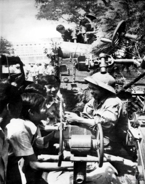 Chiến sỹ giải phóng quân kể chuyện chiến đấu cho sinh viên, thanh niên Sài Gòn (1975). (Ảnh: Văn Bảo/TTXVN)