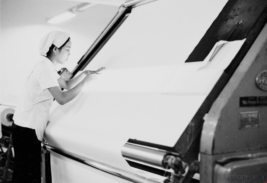 Công nhân nhà máy Sicovina (Thủ Đức, Sài Gòn) đã đấu tranh bảo vệ máy móc không cho quân ngụy và chủ tháo gỡ đi. Sau ngày giải phóng, công nhân đã trở lại làm việc (1975). (Ảnh: Quang Khanh/TTXVN)