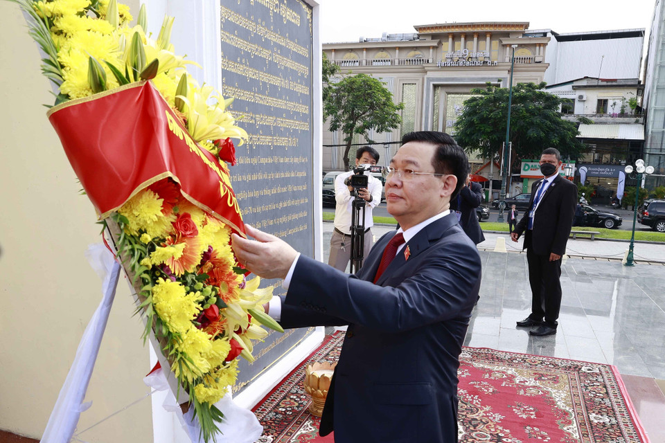 Hình ảnh Chủ tịch Quốc hội Vương Đình Huệ đến đặt vòng hoa tại Tượng đài Hữu nghị Việt Nam-Campuchia. (Ảnh: Doãn Tấn/TTXVN)