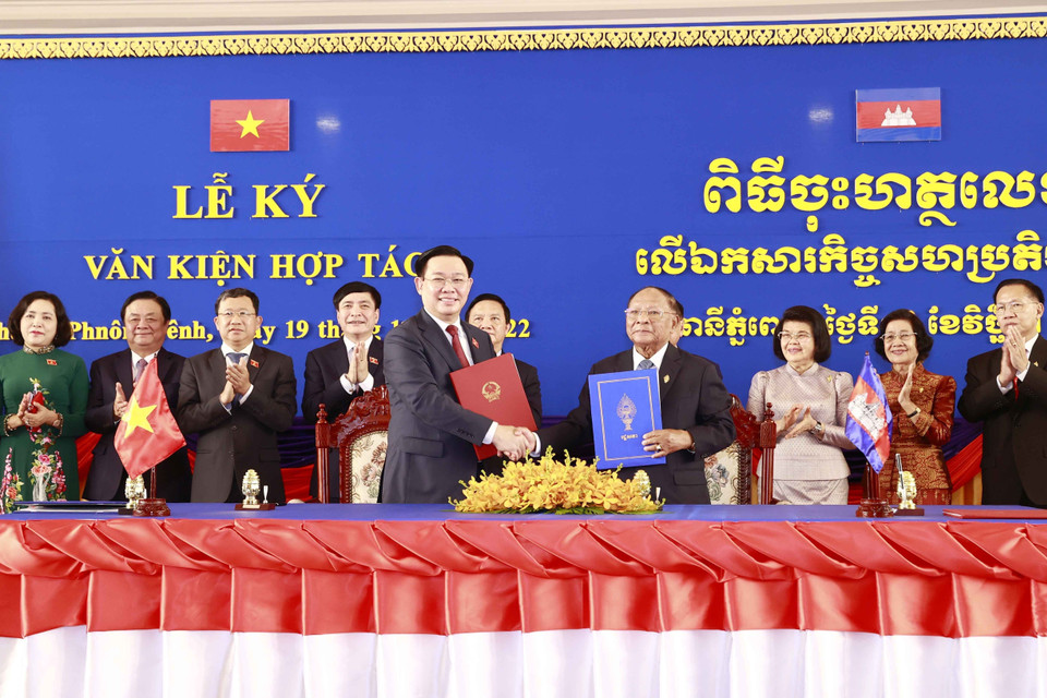 Chủ tịch Quốc hội Vương Đình Huệ và Chủ tịch Quốc hội Campuchia Samdech Heng Samrin ký thỏa thuận hợp tác giữa Quốc hội hai nước. (Ảnh: Doãn Tấn/TTXVN)