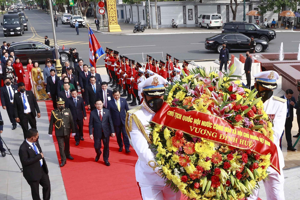 Trong khuôn khổ chuyến thăm chính thức Vương quốc Campuchia, sáng 19/11, tại thủ đô Phnom Penh, Chủ tịch Quốc hội Vương Đình Huệ cùng đoàn đại biểu cấp cao Quốc hội Việt Nam đến đặt hoa tại Đài Độc lập, Tượng đài cố Quốc vương Norodom Sihanouk và Tượng đài Hữu nghị Việt Nam-Campuchia. (Ảnh: Doãn Tấn/TTXVN)