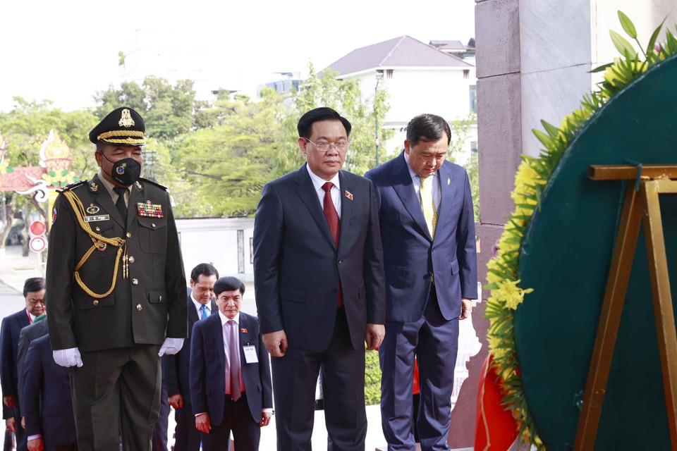 Hình ảnh Chủ tịch Quốc hội Vương Đình Huệ đặt hoa tại Đài Độc lập. (Ảnh: Doãn Tấn/TTXVN)