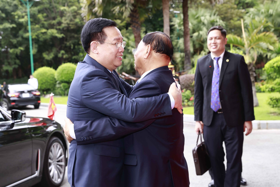 Hình ảnh Chủ tịch Thượng viện Campuchia Samdech Say Chhum đón Chủ tịch Quốc hội Vương Đình Huệ. (Ảnh: Doãn Tấn/TTXVN)