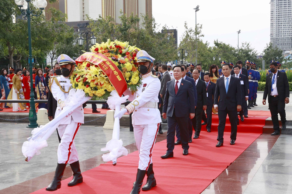 Chủ tịch Quốc hội Vương Đình Huệ đến đặt vòng hoa tại Tượng đài Hữu nghị Việt Nam-Campuchia. (Ảnh: Doãn Tấn/TTXVN)