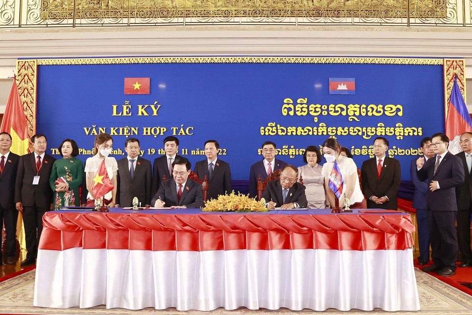 Chủ tịch Quốc hội Vương Đình Huệ và Chủ tịch Quốc hội Campuchia Samdech Heng Samrin ký thỏa thuận hợp tác giữa Quốc hội hai nước. (Ảnh: Doãn Tấn/TTXVN)