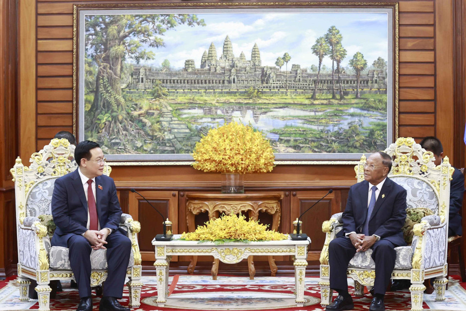 Chủ tịch Quốc hội Campuchia Samdech Heng Samrin tiếp thân mật Chủ tịch Quốc hội Vương Đình Huệ trước khi tiến hành hội đàm. (Ảnh: Doãn Tấn/TTXVN)