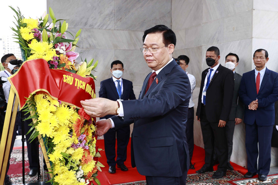 Chủ tịch Quốc hội Vương Đình Huệ dẫn đầu đoàn đại biểu cấp cao Quốc hội Việt Nam đến đặt hoa tại Đài Độc lập. (Ảnh: Doãn Tấn/TTXVN)