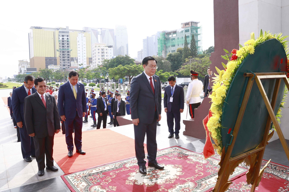 Hình ảnh Chủ tịch Quốc hội Vương Đình Huệ đến đặt vòng hoa tại Tượng đài cố Quốc vương Norodom Sihanouk. (Ảnh: Doãn Tấn/TTXVN)
