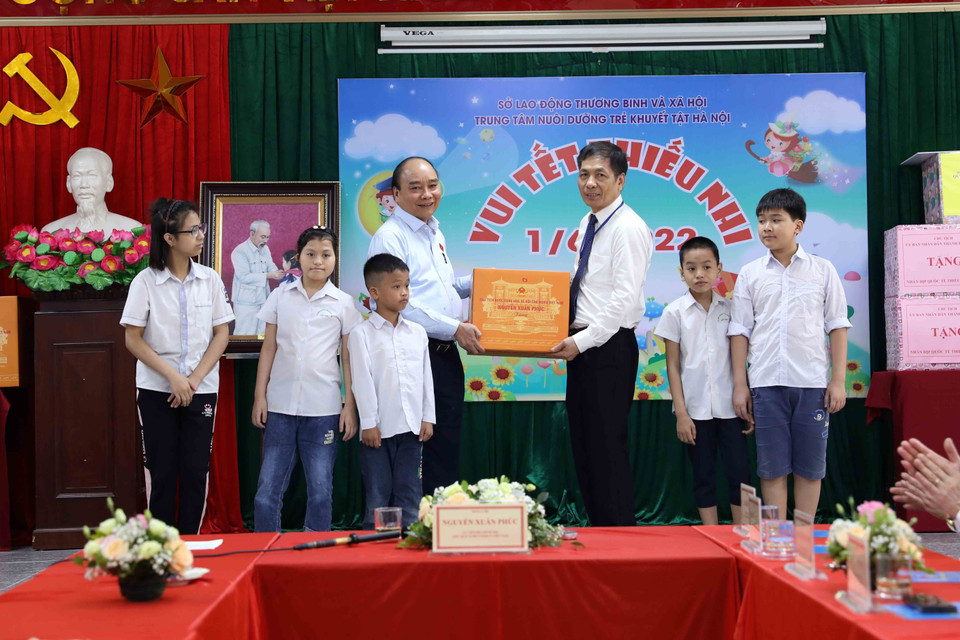 Chủ tịch nước Nguyễn Xuân Phúc tặng quà cho Trung tâm Nuôi dưỡng trẻ khuyết tật Hà Nội. (Ảnh An Đăng/TTXVN)