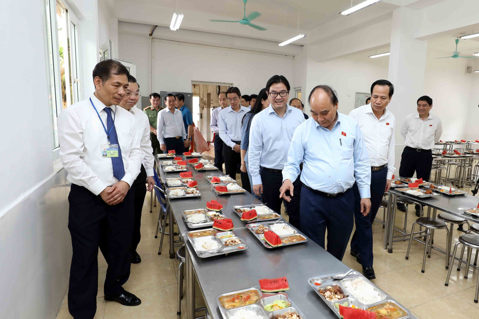 Chủ tịch nước Nguyễn Xuân Phúc thăm bếp ăn của Trung tâm Nuôi dưỡng trẻ khuyết tật Hà Nội. (Ảnh An Đăng/TTXVN)