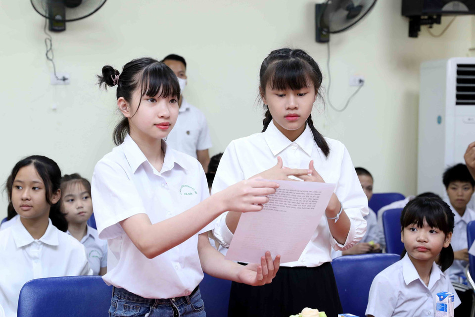 Trẻ em tại Trung tâm Nuôi dưỡng trẻ khuyết tật Hà Nội phát biểu bằng ký hiệu ngôn ngữ. (Ảnh An Đăng/TTXVN)