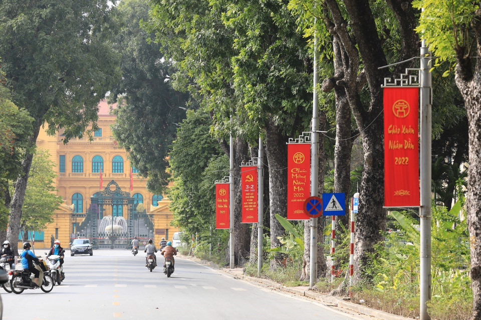 Các tấm ápphích rực rỡ chào mừng ngày thành lập Đảng và Xuân mới Nhâm Dần phía trước Phủ Chủ tịch. (Ảnh: Hoàng Hiếu/TTXVN)