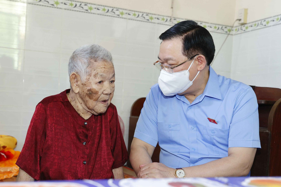 Chủ tịch Quốc hội Vương Đình Huệ đến thăm Mẹ Việt Nam Anh hùng Võ Thị Nay ở xã Châu Bình, huyện Giồng Trôm. (Ảnh: Doãn Tấn/TTXVN)