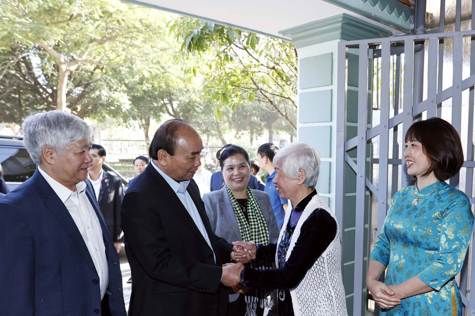 Chủ tịch nước Nguyễn Xuân Phúc thăm bà Đinh Thị Huệ, vợ liệt sỹ ở tổ dân phố số 5. phường Tân Phong, thành phố Lai Châu. 