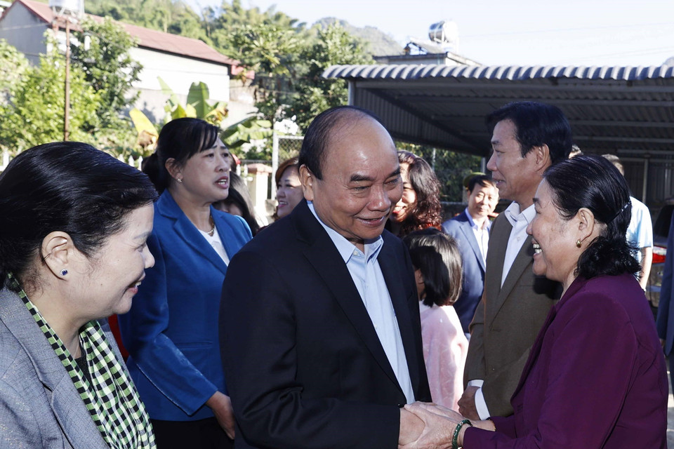 Hình ảnh Chủ tịch nước Nguyễn Xuân Phúc thăm bà Phìn Thị Thích, vợ liệt sỹ ở tổ dân phố số 9, phường Đoàn Kết, thành phố Lai Châu. (Ảnh: Thống Nhất/TTXVN)