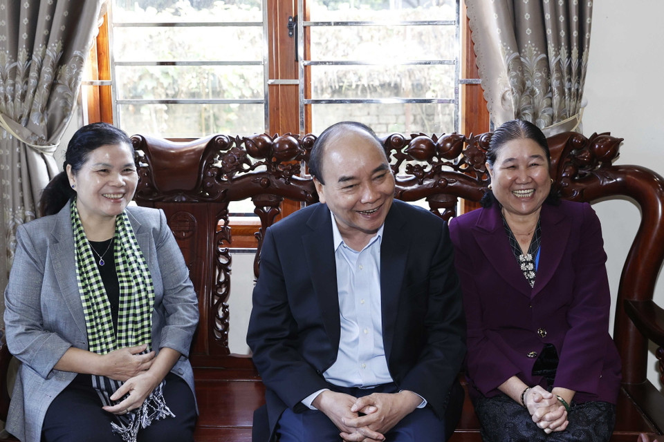 Chủ tịch nước Nguyễn Xuân Phúc thăm bà Phìn Thị Thích, vợ liệt sỹ ở tổ dân phố số 9, phường Đoàn Kết, thành phố Lai Châu. (Ảnh: Thống Nhất/TTXVN)