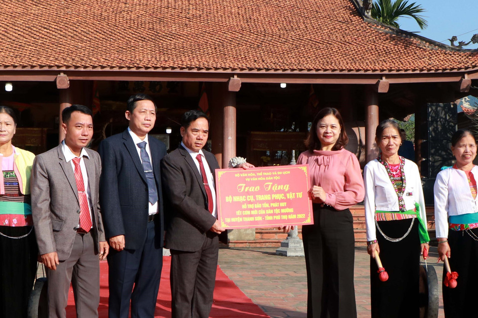 Bà Nguyễn Thị Hải Nhung (thứ 3 từ phải qua), Vụ trưởng Vụ Văn hóa dân tộc-Bộ Văn hóa, Thể thao và Du lịch tặng xã Hương Cần bộ nhạc cụ, trang phục, vật tư hỗ trợ công tác bảo tồn giá trị văn hóa đặc sắc Tết cơm mới của dân tộc Mường. (Ảnh: Trung Kiên/TTXVN)